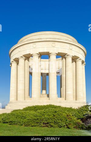 Francia, Mosa, Lorena Regional parc, Cotes de Meuse, Montsec, Butte de Montsec, memoriale di guerra di Montsec prodotto dallo scultore Egerton Swarthout, costruito con pietra calcarea di Euville nel 1930, commemora gli attacchi compiuti dall'esercito americano dal 12 al 14 settembre 1918 e dal 9 all'11 novembre 1918 per prendere la St. Mihiel saliente. Al centro del colonnato si trova una mappa di bronzo che illustra la posizione della chiesa di San Fronti salienti di Mihiel. Foto Stock