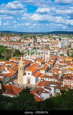 Portogallo, Tomar, ex sede dell'Ordine dei Cavalieri Templari, vista sul centro storico dai bastioni del castello Foto Stock