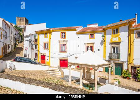 Portogallo, regione dell'Alentejo, villaggio medievale di Castelo de vide, distretto di Judiaria, ex quartiere ebraico, fonte da Vila (fontana della città) del XVI secolo la cui acqua ha proprietà terapeutiche Foto Stock