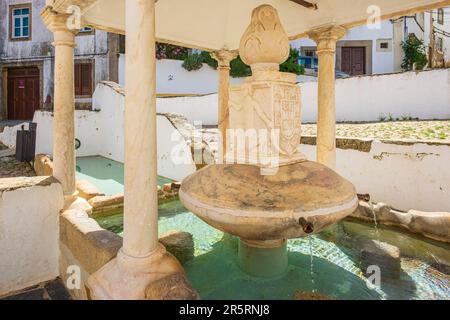 Portogallo, regione dell'Alentejo, villaggio medievale di Castelo de vide, distretto di Judiaria, ex quartiere ebraico, fonte da Vila (fontana della città) del XVI secolo la cui acqua ha proprietà terapeutiche Foto Stock