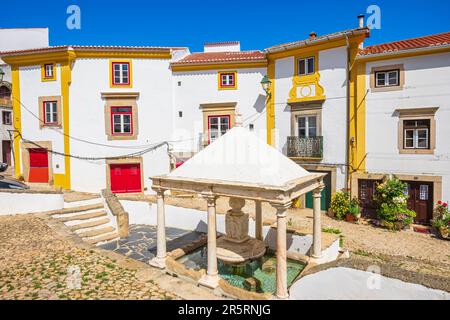 Portogallo, regione dell'Alentejo, villaggio medievale di Castelo de vide, distretto di Judiaria, ex quartiere ebraico, fonte da Vila (fontana della città) del XVI secolo la cui acqua ha proprietà terapeutiche Foto Stock