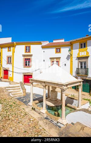 Portogallo, regione dell'Alentejo, villaggio medievale di Castelo de vide, distretto di Judiaria, ex quartiere ebraico, fonte da Vila (fontana della città) del XVI secolo la cui acqua ha proprietà terapeutiche Foto Stock