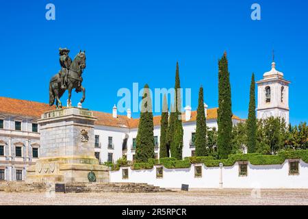 Portogallo, regione dell'Alentejo, Vila Vicosa, statua equestre del re Joao IV (1604-1656) sulla piazza di fronte al Palazzo Ducale o al Palazzo reale Foto Stock