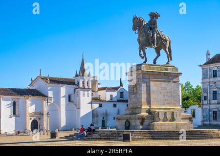 Portogallo, regione dell'Alentejo, Vila Vicia, statua equestre del re Giooò IV (1604-1656) e Pousada Convento Vila Vicia nell'ex convento Chagas de Cristo del XVI secolo Foto Stock