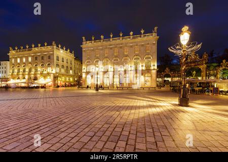 Francia, Meurthe et Moselle, Nancy, piazza Stanislas (ex piazza reale) costruita da Stanislas Leszczynski, re di Polonia e ultimo duca di Lorena nel XVIII secolo, dichiarata Patrimonio dell'Umanità dall'UNESCO, facciate del Pavillon Jacquet (padiglione Jacquet) sulla sinistra e del Musee des Beaux Arts (museo delle belle arti) de Nancy sulla destra, fontana di Nettuno di Barthelemy Guibal Foto Stock