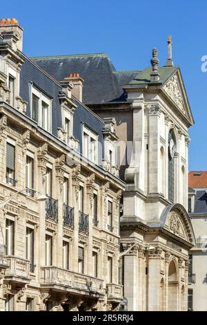 Francia, Meurthe et Moselle, Nancy, sulla sinistra, la facciata dell'ex Hotel Lang costruito dall'architetto Charles Desire Bourgon nel 1887 per il produttore Raphael lang. Nel 1906 l'edificio viene trasformato da Joseph Hornecker e diventa un edificio per uffici per la Societe Nanceienne de Credit Industriel et de Depots (SNIC) che dopo la prima guerra mondiale divenne la Societe nanceienne Varin Bernier (SNVB), oggi Banca CIC situata in Place Maginot (piazza Maginot), sulla facciata destra dell'Eglise du Temple, una chiesa protestante chiamata anche tempio di Saint Jean, un'ex chiesa cattolica costruita nel 1759 Foto Stock