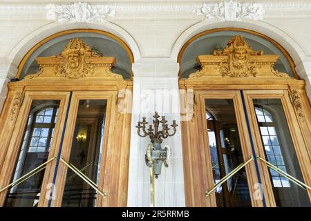 Francia, Meurthe et Moselle, Nancy, ingresso del Teatro Nazionale di Lorena situato in Place Stanislas (ex piazza di Stanislas ex piazza reale) costruito da Stanislas Leszczynski, re di Polonia e ultimo duca di Lorena nel XVIII secolo, dichiarato Patrimonio dell'Umanità dall'UNESCO, ricostruito dall'architetto Joseph Hornecker come teatro italiano una copia di un teatro dell'opera del XVIII secolo inaugurato il 14 ottobre 1919 Foto Stock