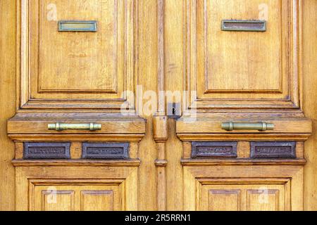 Francia, Meurthe et Moselle, Nancy, porta di legno di un edificio di appartamenti situato Avenue de la Liberation Foto Stock