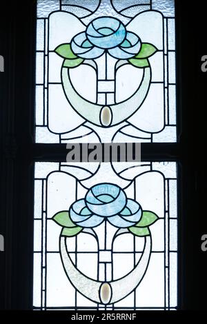 Francia, Meurthe et Moselle, Nancy, dettaglio di una vetrata raffigurante rose del maestro vetraio Georges Janin all'interno di una villa che mescola stili Art Nouveau e Art Deco costruita nel 1922 dall'architetto Louis Deon in Rue Victor Hugo Foto Stock