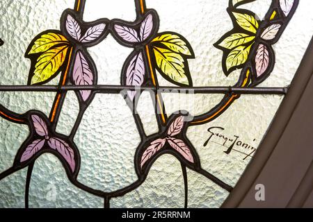 Francia, Meurthe et Moselle, Nancy, dettaglio di una vetrata colorata e firma del maestro vetraio Georges Janin all'interno di una villa che mescola stili Art Nouveau e Art Deco costruita nel 1922 dall'architetto Louis Deon in Rue Victor Hugo Foto Stock