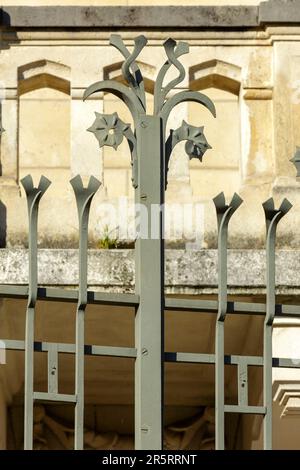 Francia, Meurthe et Moselle, Nancy, Immeuble Estrade un palazzo in stile Art Deco costruito nel 1912 situato in Avenue de la Liberation, opera in ferro battuto della porta dell'operaio ornamentale, scultore e interior designer Jules Cayette Foto Stock