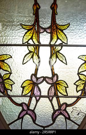 Francia, Meurthe et Moselle, Nancy, particolare di una vetrata e firma del maestro vetraio Georges Janin all'interno di un palazzo che mescola Art Nouve Foto Stock