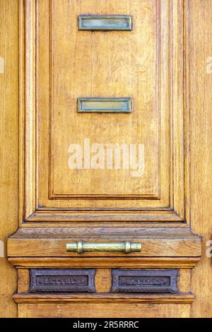 Francia, Meurthe et Moselle, Nancy, porta di legno di un edificio di appartamenti situato Avenue de la Liberation Foto Stock