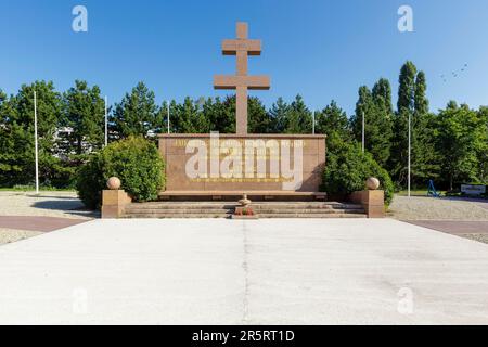 Francia, Meurthe et Moselle, Laxou, memoriale di guerra in marmo rosa che rappresenta la croce di Lorena dedicata ai combattenti resistenti noti e sconosciuti della seconda guerra mondiale, situato Boulevard de la Resistance Foto Stock