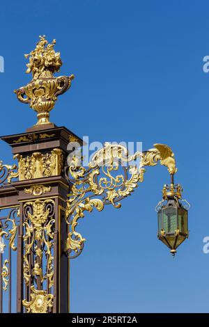 Francia, Meurthe et Moselle, Nancy, piazza Stanislas (ex piazza reale) costruita da Stanislas Leszczynski, re di Polonia e ultimo duca di Lorena nel XVIII secolo, dichiarata Patrimonio dell'Umanità dall'UNESCO, dettaglio della ferriera in ferro battuto e lampione della ringhiera di Jean Lamour Foto Stock