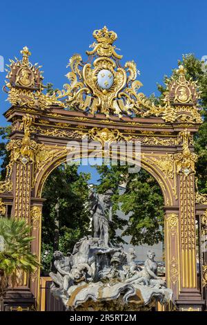 Francia, Meurthe et Moselle, Nancy, fontana di Nettuno di Barthelemy Guibal su Place Stanislas (piazza Stanislas ex piazza reale) costruita da Stanislas Leszczynski, re di Polonia e ultimo duca di Lorena nel XVIII secolo, patrimonio dell'umanità dall'UNESCO Foto Stock