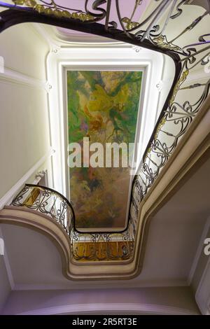 Francia, Meurthe et Moselle, Nancy, dipinto sul soffitto della scalinata di Victor Prouve e ringhiera scala di Louis Majorelle nella scalinata della casa Bergeret un palazzo in stile Art Nouveau Ecole de Nancy dell'architetto Lucien Weissenburger costruito tra il 1903 e il 1905 per lo stampatore Albert Bergeret situato in Rue Lionnois Foto Stock