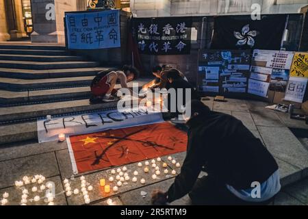 Seattle, Stati Uniti. 05th giugno, 2023. I partecipanti partecipano alla veglia a lume di candela dell'Università di Washington. I residenti di Seattle si riuniscono per commemorare il massacro di piazza Tiananmen e protestare contro le violazioni dei diritti umani cinesi. Credit: SOPA Images Limited/Alamy Live News Foto Stock