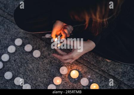 Seattle, Stati Uniti. 05th giugno, 2023. Un partecipante partecipa alla veglia a lume di candela dell'Università di Washington. I residenti di Seattle si riuniscono per commemorare il massacro di piazza Tiananmen e protestare contro le violazioni dei diritti umani cinesi. Credit: SOPA Images Limited/Alamy Live News Foto Stock