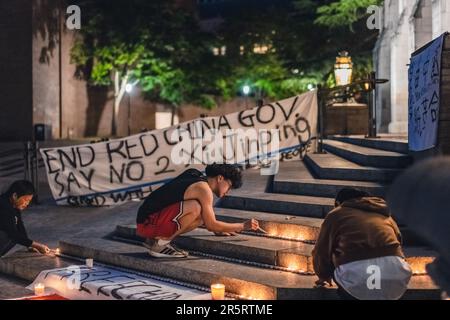 Seattle, Stati Uniti. 05th giugno, 2023. I partecipanti partecipano alla veglia a lume di candela dell'Università di Washington. I residenti di Seattle si riuniscono per commemorare il massacro di piazza Tiananmen e protestare contro le violazioni dei diritti umani cinesi. Credit: SOPA Images Limited/Alamy Live News Foto Stock