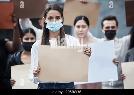 Manifesto di protesta vuoto, maschera donna e ritratto con lotta, sostegno ai diritti umani e segno di rally. Gente urbana, di gruppo e protesta con un maschio Foto Stock