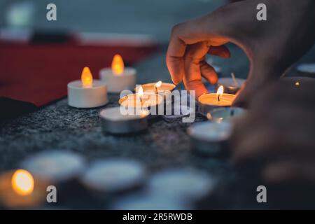 Seattle, Stati Uniti. 05th giugno, 2023. Un partecipante partecipa alla veglia a lume di candela dell'Università di Washington. I residenti di Seattle si riuniscono per commemorare il massacro di piazza Tiananmen e protestare contro le violazioni dei diritti umani cinesi. (Foto di Chin Hei Leung/SOPA Images/Sipa USA) Credit: Sipa USA/Alamy Live News Foto Stock