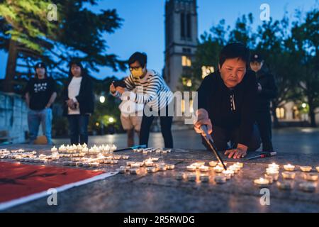 Seattle, Stati Uniti. 05th giugno, 2023. I partecipanti partecipano alla veglia a lume di candela dell'Università di Washington. I residenti di Seattle si riuniscono per commemorare il massacro di piazza Tiananmen e protestare contro le violazioni dei diritti umani cinesi. (Foto di Chin Hei Leung/SOPA Images/Sipa USA) Credit: Sipa USA/Alamy Live News Foto Stock