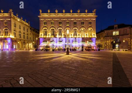 Francia, Meurthe et Moselle, Nancy, facciate del Teatro dell'Opera sulla sinistra, del Grand Hotel de la Reine al centro e della Prefettura sulla destra, in Place Stanislas (piazza Stanislas ex piazza reale) costruita da Stanislas Leszczynski, re di Polonia e ultimo duca di Lorena nel XVIII secolo, dichiarato Patrimonio dell'Umanità dall'UNESCO Foto Stock