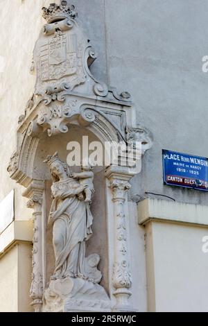 Francia, Meurthe et Moselle, Nancy, statua della Vergine Maria che tiene in braccio un bambino sulla facciata della sposa di Jean Baptiste Isabey, ritrattista e miniaturista che visse durante il XVIII secolo sulla facciata di una casa situata all'angolo tra Rue Saint Dizier e Place Henri Mengin Foto Stock