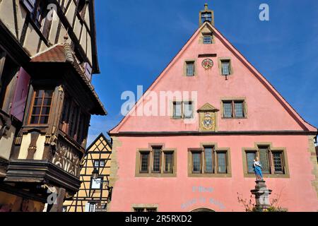 Francia, Alto Reno, Turckheim, Place Turenne, vecchia guardia e casa del mercante del 16th ° secolo Foto Stock