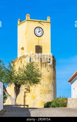 Portogallo, regione di Alentejo, Moura, Torre do Relogio (Torre dell'Orologio) all'interno delle mura del castello medievale Foto Stock