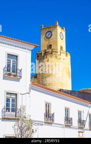 Portogallo, regione di Alentejo, Moura, Torre do Relogio (Torre dell'Orologio) all'interno delle mura del castello medievale Foto Stock