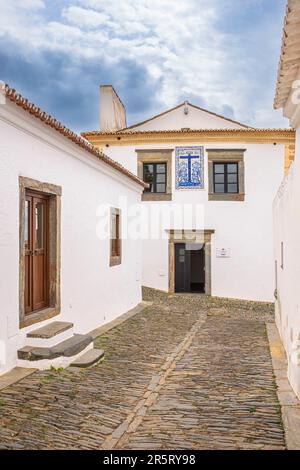 Portogallo, regione di Alentejo, il borgo fortificato arroccato di Monsaraz, Casa dell'Inquisizione - Centro interattivo di storia ebraica Foto Stock