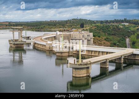 Portogallo, regione di Alentejo, Alqueva, diga di Alqueva, diga idroelettrica sul fiume Guadiana Foto Stock