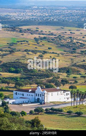 Portogallo, regione di Alentejo, il borgo fortificato arroccato di Monsaraz, panorama dai bastioni della città, vista sul Convento di nostra Signora di Orada Foto Stock