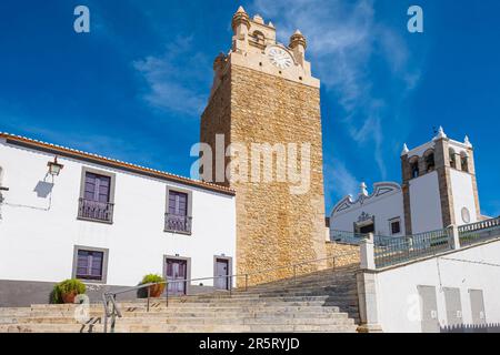 Portogallo, regione dell'Alentejo, Serpa, Torre do Relogio (Torre dell'Orologio) e chiesa di Santa Maria Matriz Foto Stock