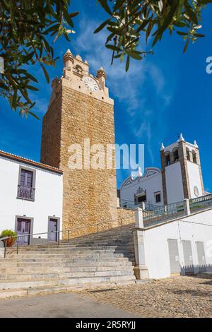 Portogallo, regione dell'Alentejo, Serpa, Torre do Relogio (Torre dell'Orologio) e chiesa di Santa Maria Matriz Foto Stock