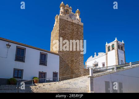 Portogallo, regione dell'Alentejo, Serpa, Torre do Relogio (Torre dell'Orologio) e chiesa di Santa Maria Matriz Foto Stock