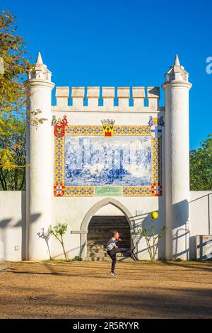 Portogallo, regione dell'Alentejo, Beja, Gago Coutinho et Sacadura Cabral giardino pubblico, pannello Azulejos che rappresenta la morte di Gonzo Mendes da Maia o del Lidador durante la sua ultima battaglia, cavaliere portoghese e una delle grandi figure storiche di Beja Foto Stock