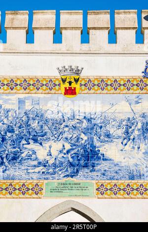 Portogallo, regione dell'Alentejo, Beja, Gago Coutinho et Sacadura Cabral giardino pubblico, pannello Azulejos che rappresenta la morte di Gonzo Mendes da Maia o del Lidador durante la sua ultima battaglia, cavaliere portoghese e una delle grandi figure storiche di Beja Foto Stock