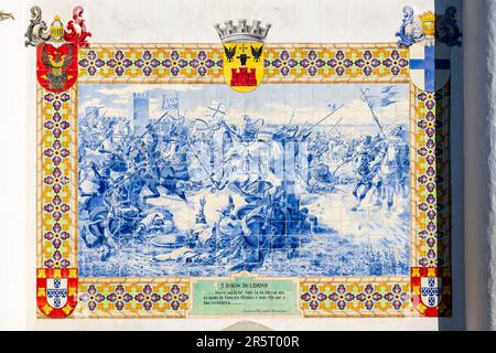 Portogallo, regione dell'Alentejo, Beja, Gago Coutinho et Sacadura Cabral giardino pubblico, pannello Azulejos che rappresenta la morte di Gonzo Mendes da Maia o del Lidador durante la sua ultima battaglia, cavaliere portoghese e una delle grandi figure storiche di Beja Foto Stock