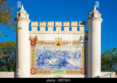 Portogallo, regione dell'Alentejo, Beja, Gago Coutinho et Sacadura Cabral giardino pubblico, pannello Azulejos che rappresenta la morte di Gonzo Mendes da Maia o del Lidador durante la sua ultima battaglia, cavaliere portoghese e una delle grandi figure storiche di Beja Foto Stock