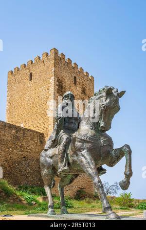 Portogallo, regione dell'Alentejo, Mertola, statua equestre di Ahmad Ibn Qasi (?-1151), figura nella storia islamica del Portogallo, di fronte al castello medievale Foto Stock