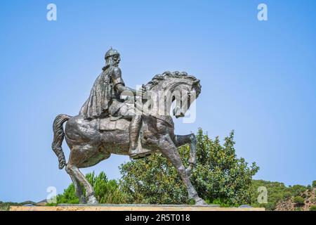 Portogallo, regione dell'Alentejo, Mertola, statua equestre di Ahmad Ibn Qasi (?-1151), figura nella storia islamica del Portogallo, di fronte al castello medievale Foto Stock