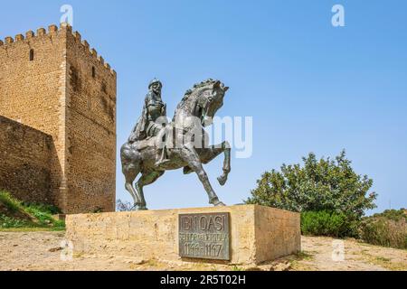 Portogallo, regione dell'Alentejo, Mertola, statua equestre di Ahmad Ibn Qasi (?-1151), figura nella storia islamica del Portogallo, di fronte al castello medievale Foto Stock