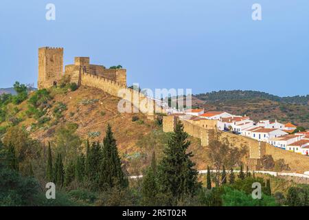 Portogallo, regione dell'Alentejo, Mertola, il castello medievale domina la cittadella Foto Stock