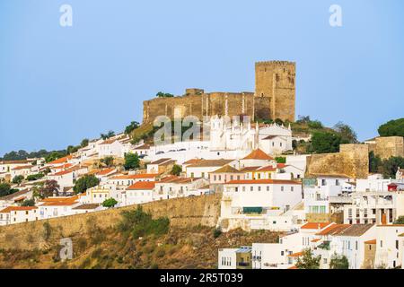 Portogallo, regione dell'Alentejo, Mertola, il castello medievale domina la cittadella e la chiesa di Matriz nostra Signora dell'Assunzione Foto Stock