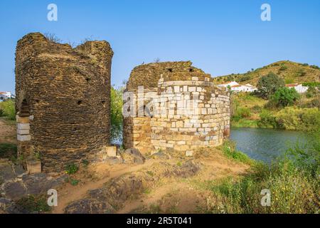 Portogallo, regione dell'Alentejo, Mertola, Torre do Rio o Torre da Coura o Ponte di Mertola sulle rive del fiume Guadiana Foto Stock