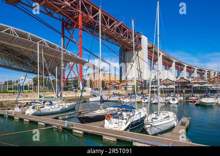 Portogallo, Lisbona, quartiere Alcantara, Docks di Santo Amaro e il ponte del 25 aprile sul fiume Tago Foto Stock