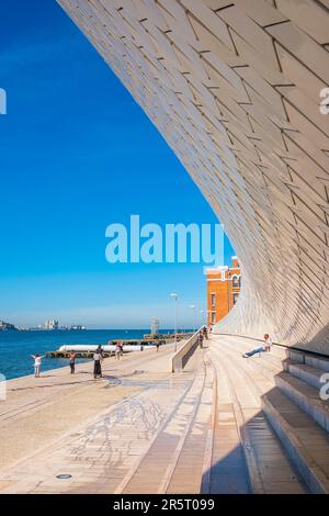 Portogallo, Lisbona, quartiere di Belem, MAAT (Museo di Arte, architettura e tecnologia o Museu de Arte, Arquitetura e tecnologia) sulle rive del fiume Tago, inaugurato nel 2016 e progettato dall'architetto britannico Amanda Levete Foto Stock